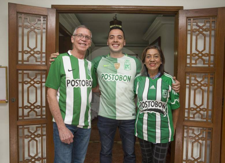 Octavio Jaramillo (padre), Juan Camilo (hijo) y Ana Elvia Muriel (madre) son hinchas fieles del verde. FOTO carlos velásquez