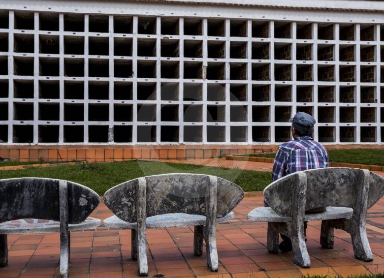 Iván, como ritual, todos los miércoles visita la tumba de su madre, quien murió hace tres años en Granada. Luego, dice, se queda a pensar lo que el destino le ha dejado vivir, pese al dolor del pasado. FOTO Julio César Herrera