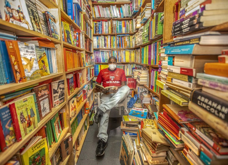 Los libreros de La Bastilla han sufrido los efectos de la cuarentena, pues ya muy poca gente les dan prioridad a los libros. FOTO Manuel Saldarriaga