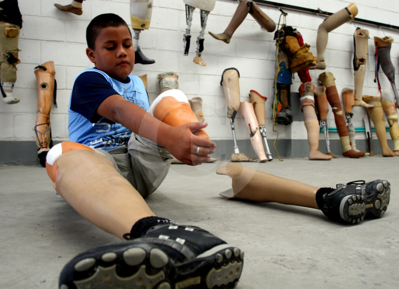 El niño Kevin Saldarriaga fue uno de los primeros beneficiarios con una prótesis de Mahavir Kmina cuando, en enero de 2009, fue arrollado por el tren turístico de Medellín, accidente en el que perdió sus piernas y su mano izquierda. FOTO archivo Esteban Vanegas