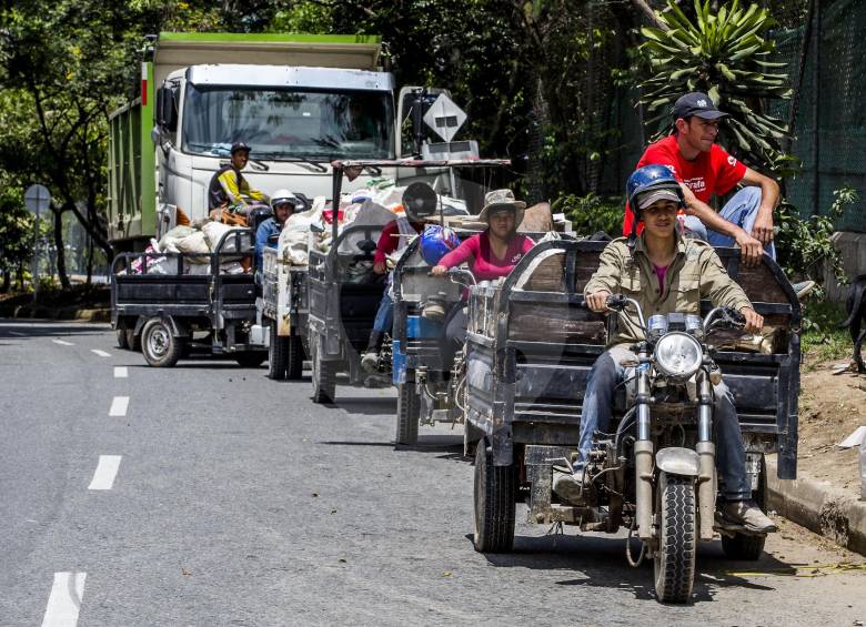 La Alcaldía dice que ha tratado de formalizar la labor de los motocargueros, que llevan escombros a los acopios autorizados, pero la actividad aún no tiene control. FOTO Julio César Herrera