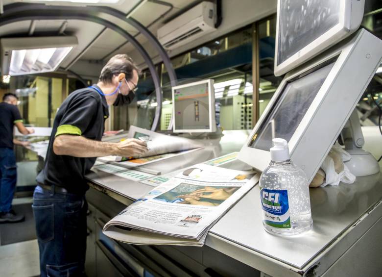 Los empleados tienen tapabocas y antibacterial para desinfectar frecuentemente las manos. FOTO juan a. sánchez