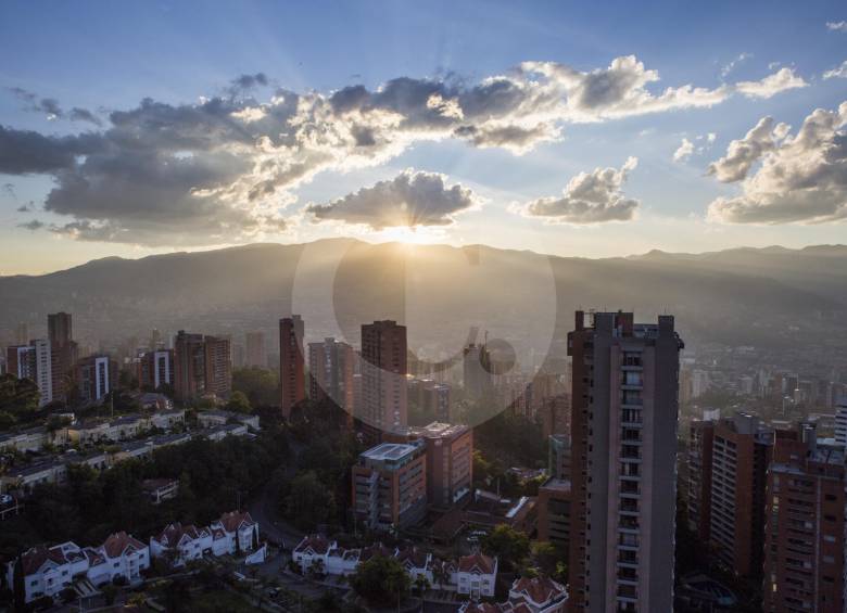 Los altos niveles de contaminación del aire que vive Medellín se hacen cada vez más visibles, al punto que el alcalde, Federico Gutiérrez, señaló signos de alerta naranja. FOTO Edwin bustamante