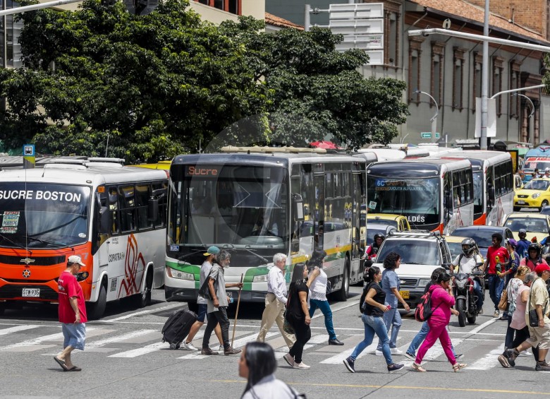 Actualmente, los buses de metroplús comparten los carriles de la avenida Oriental con los demás automotores. FOTO JAIME PÉREZ