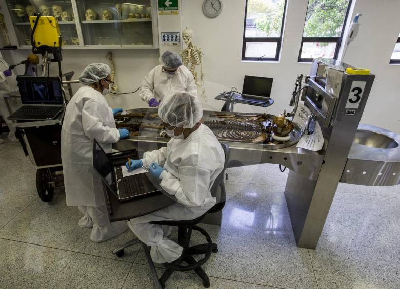 El laboratorio de ADN permite reducir el tiempo que toma el proceso de identificación de restos óseos y su cotejo con bases de datos. Tiene tecnología única en el país. FOTO julio césar herrera