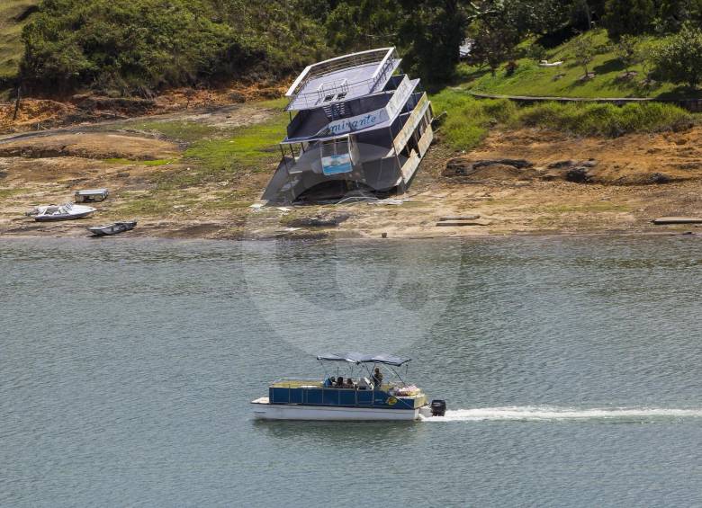 Autoridades exigen navegar cerca al muelle en embarcaciones como kayaks. Letreros de EPM indican las zonas prohibidas.FOTOs carlos velásquez 