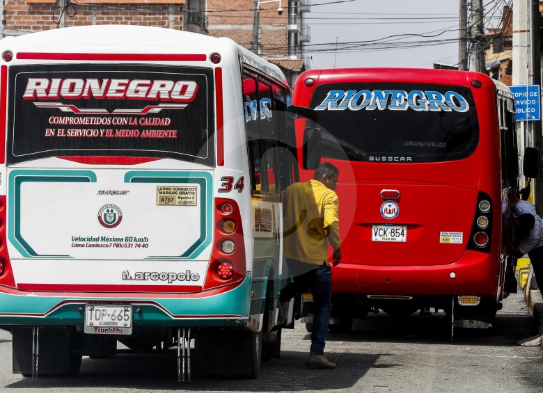 Tres de las seis empresas de buses de Rionegro firmaron convenio de colaboración para reestructurar el transporte. FOTO JAIME PÉREZ