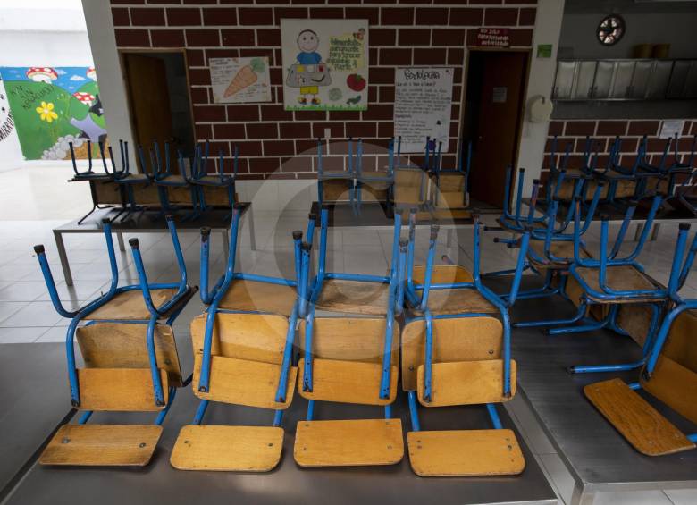 El hogar infantil Ayurá, en Envigado, es uno de los 93 que funcionan en Antioquia. Ayer, las familias de los niños realizaron un plantón para demandar la apertura de los servicios. FOTO Edwin Bustamante