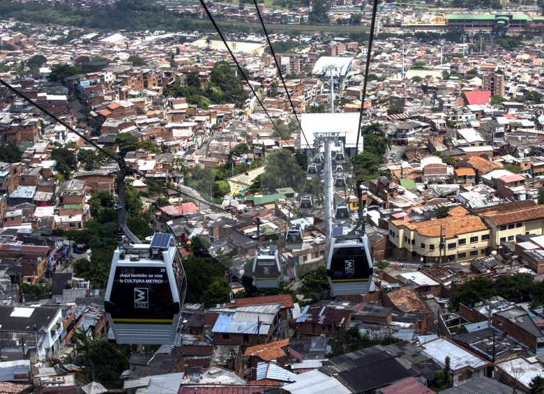 La puesta en marcha del primer metrocable en 2004 fue un laboratorio social para Medellín. Hoy se benefician 240.000 personas. FOTO Archivo Róbinson sáenz