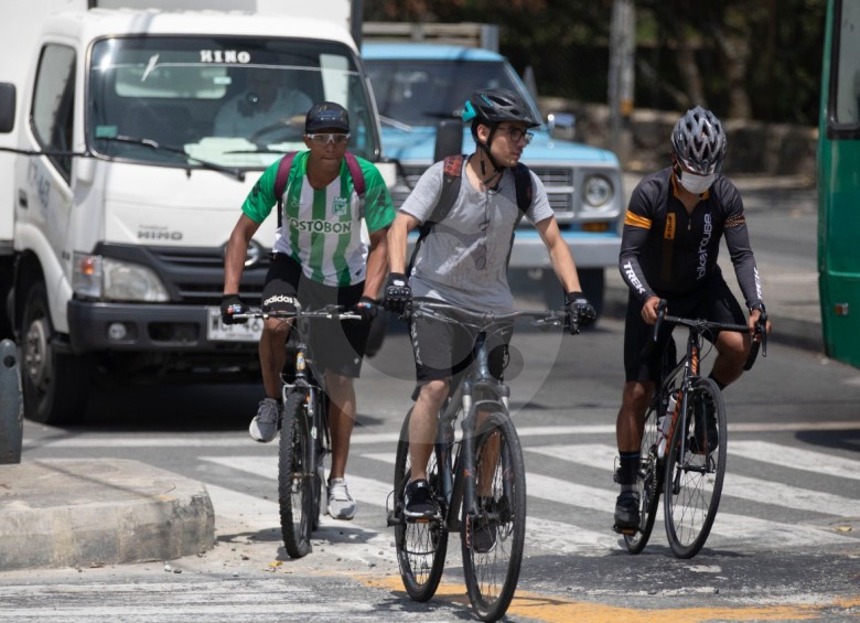 Mientras las autoridades piden usar más la bicicleta para reducir el impacto en el ambiente y mejorar la movilidad, los usuarios solicitan más zonas especiales para transitar seguros. FOTO EDWIN BUSTAMANTE