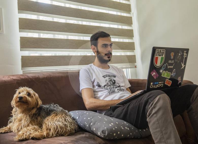 Los trabajadores están preocupados por la seguridad laboral por lo que pueden registrar horas más largas y distraídas en las nuevas dinámicas del hogar. FOTO Carlos Velásquez
