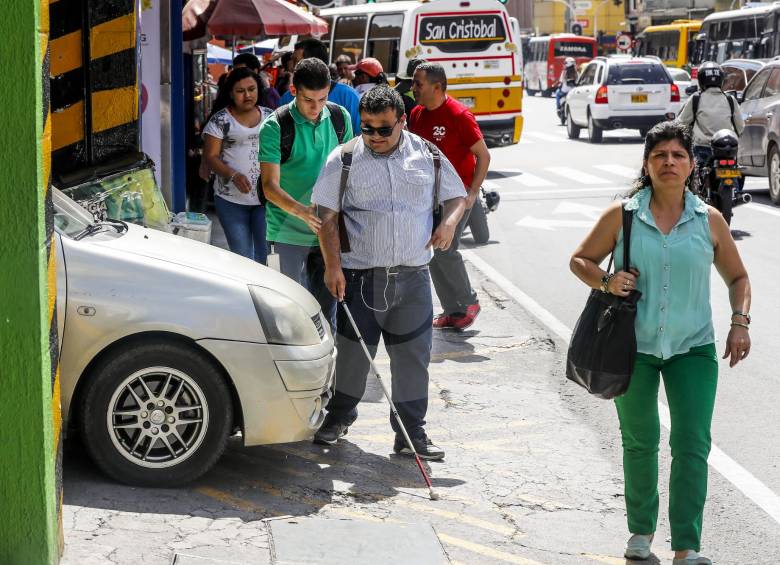 El alto flujo de transeúntes y la presencia de ventas ambulantes en los andenes del centro dificultan la movilidad de las personas invidentes, que en la ciudad son 3.965. FOTO JAIME PÉREZ