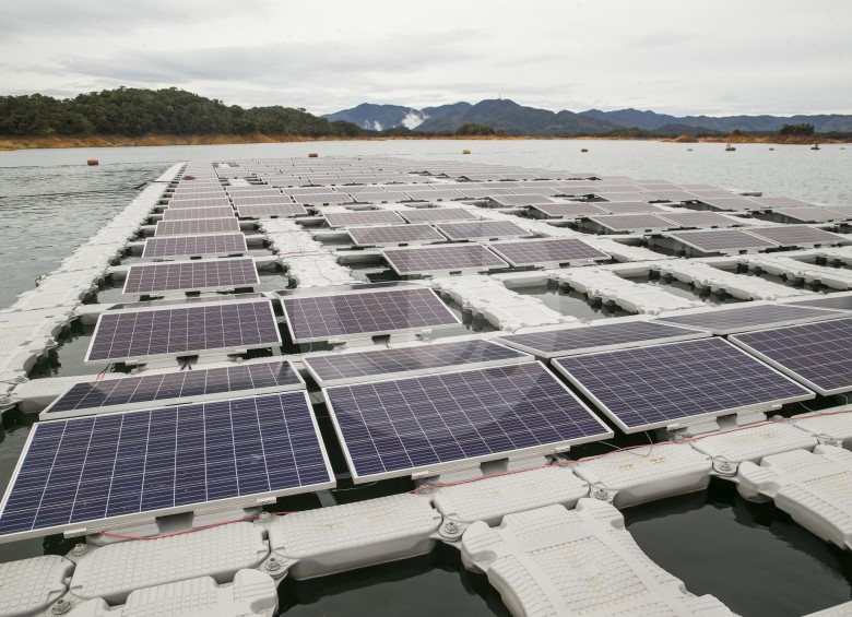 Se estima que los 368 paneles solares flotantes de EPM en Guatapé podrían producir 145 megavatios hora (MWh) al año, equivalentes al consumo energético de 40 casas. FOTO ESTEBAN VANEGAS