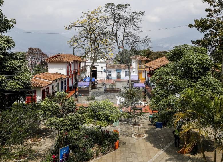 Hasta el 29 de marzo tienen plazo algunos de los vendedores para desocupar los locales que están ubicados en la plaza del Pueblito Paisa y que pertenecen a la Alcaldía de Medellín. La carta la recibieron el pasado 26 de febrero. FOTO Jaime Pérez Munévar