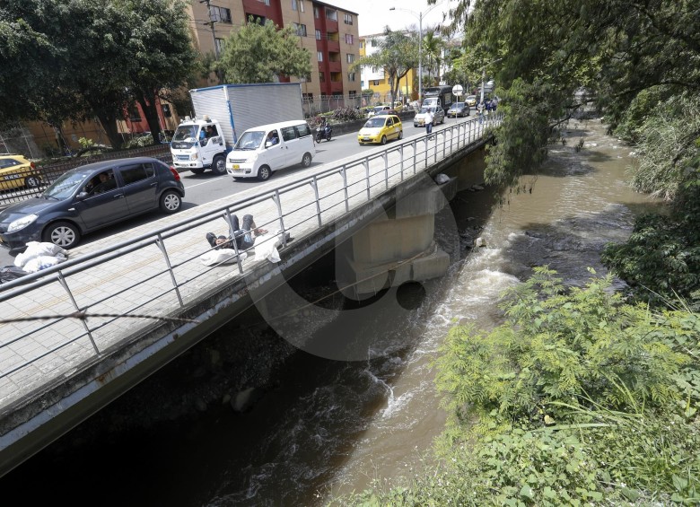 La Doña María, en Itagüí, baja cada vez más limpia, pero aún le arrojan basuras y escombros.