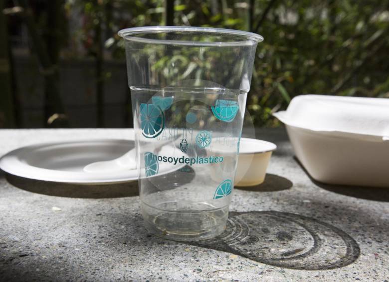 Los vasos de fécula de maíz parecen de plástico y por eso se les incluye el mensaje aclaratorio. FOTO edwin bustamante