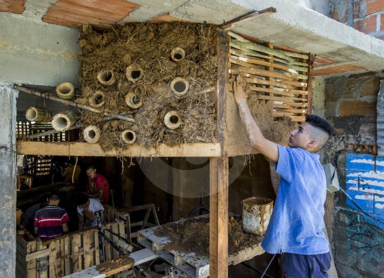 La historia de cómo, con barro y paja, construyen centro cultural en Altavista
