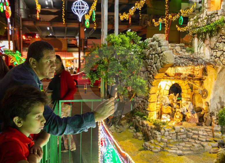 La iglesia de Santa Gertrudis también es protagonista de la decoración navideña que ilumina el parque.