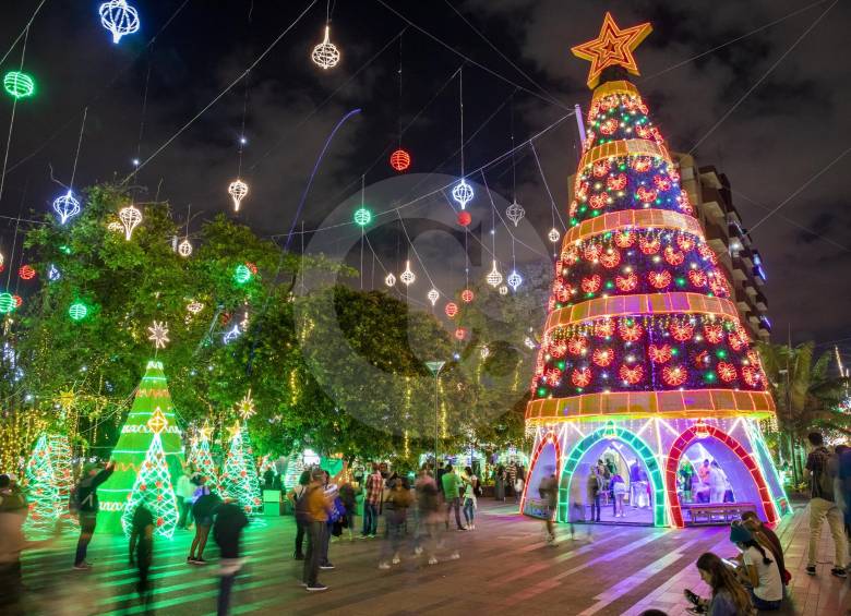 Para la decoración navideña de Envigado fueron utilizados 95.000 metros lineales de manguera, lineas de hilos luminosos y 85.000 metros lineales de cableado eléctrico. FOTOS Carlos Velásquez