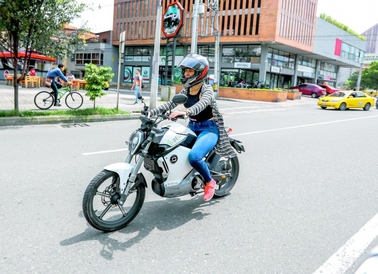 May se mueve con tranquilidad por las calles del Aburrá. Se pasó a la moto eléctrica por compromiso ambiental. FOTO Julio Herrera