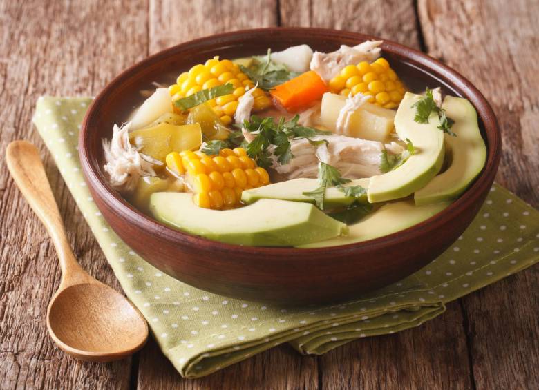 No solo el ajiaco (foto) o la bandeja paisa hacen parte de la comida tradicional. Hay otros alimentos locales con los que se hacen preparaciones que hablan de la identidad. FOTO sstock