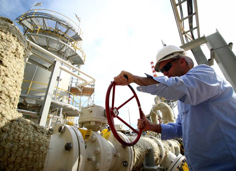 Los países productores de petróleo acordaron reducir la producción mundial en 10 millones de barriles. FOTO AFP