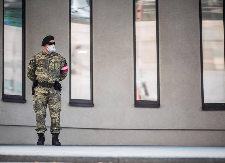 Un militar austriaco patrulla frente a la sede de la OPEP en Viena (Austria). Foto: EFE