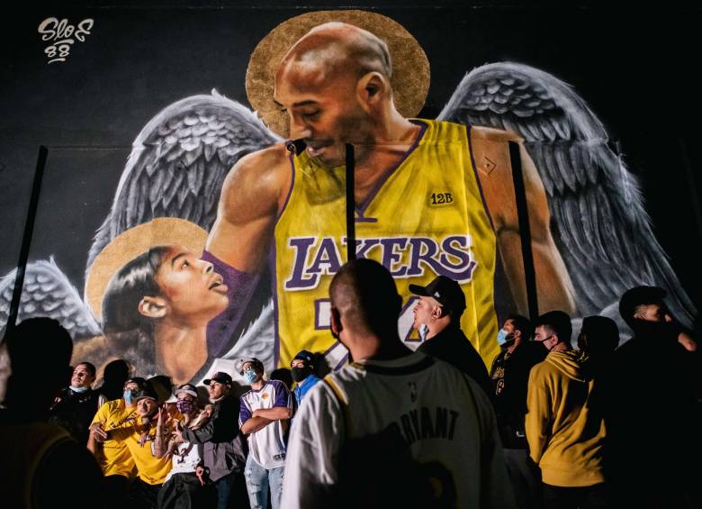 En los festejos, los aficionados recuerdan a Kobe Bryan. Foto AFP