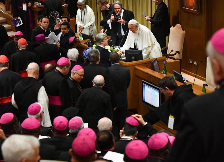 El Papa Francisco lidera una reunión con los altos representantes de la iglesia católica para proteger a los menores de edad. FOTO: EFE