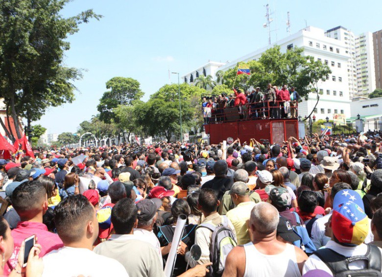 Fuera del Palacio de Miraflores una multitud manifiesta su respaldo al Gobierno de Maduro. FOTO: @jaarreaza