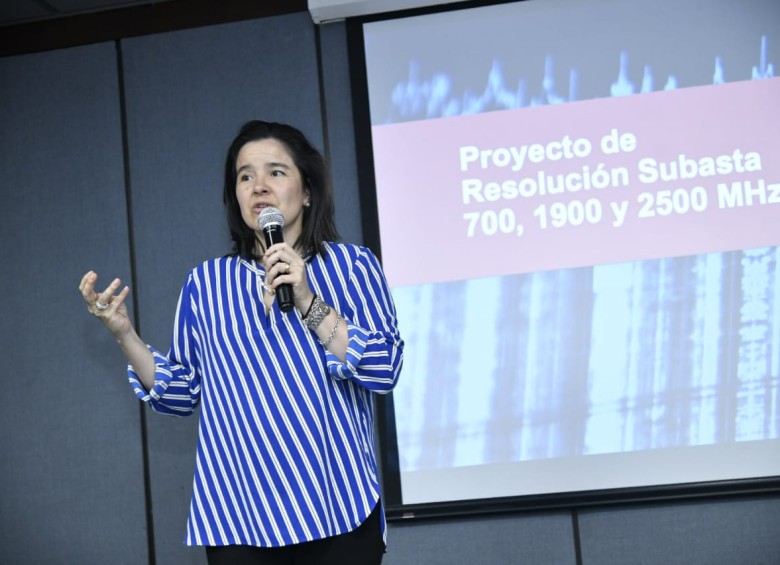 Sylvia Constaín, ministra de Tecnologías de la Información y las Comunicaciones, aseguró que la subasta buscará ser, como lo ha dicho el mismo presidente Iván Duque, el plan para cerrar las brechas sociales de conectividad en Colombia. FOTO cortesía ministerio tic