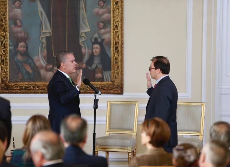 Francisco Barbosa asume como fiscal general de la Nación frente al presidente Iván Duque. FOTO: CORTESÍA