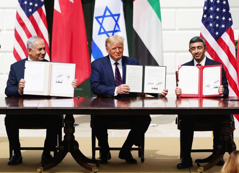 El primer ministro israelí, Benjamin Netanyahu; el presidente de Estados Unidos, Donald J. Trump, y el ministro de Relaciones Exteriores de los Emiratos Árabes Unidos, Abdulá bin Zayed al Nahyan, durante la ceremonia de la firma de los Acuerdos de Abraham, el 15 de septiembre del 2020. FOTO EFE