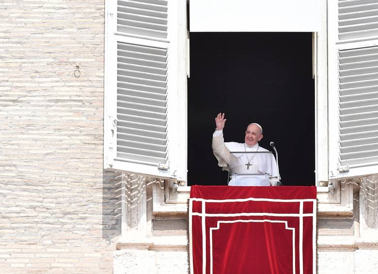 “Un aplauso al servicio de bomberos”, propuso el papa Francisco. FOTO AFP