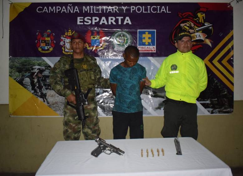 El Detenido también portaba una pistola calibre 9 milímetros. FOTO CORTESÍA POLICÍA