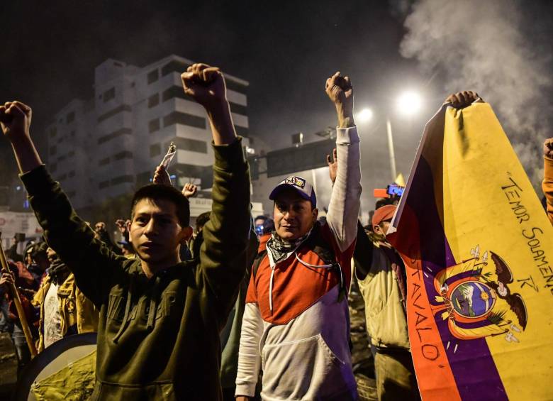 En las calles de Ecuador, la gente celebró el acuerdo entre el gobierno y los indígenas, tras mesa de diálogo este domingo. FOTO AFP