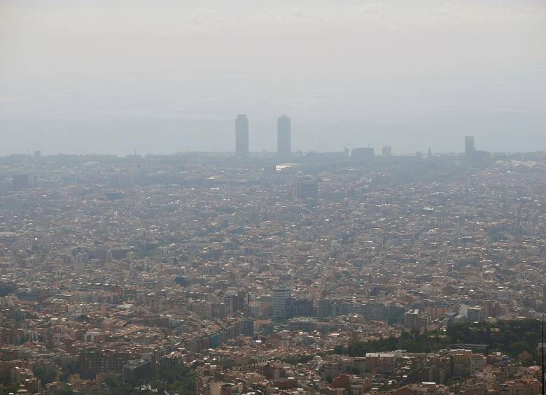 Una boina de contaminación cubre Barcelona, el 25 de julio del 2019. FOTO: EFE