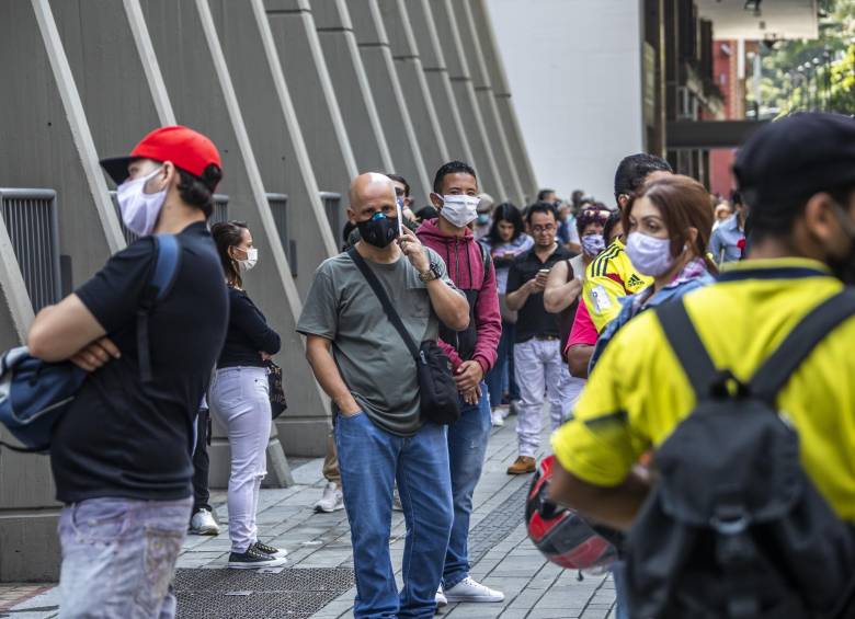 Largas filas de personas tratande de acceder a servicios bancarios se observaron en el centro de Medellín. Foto: Carlos Alberto Velásquez