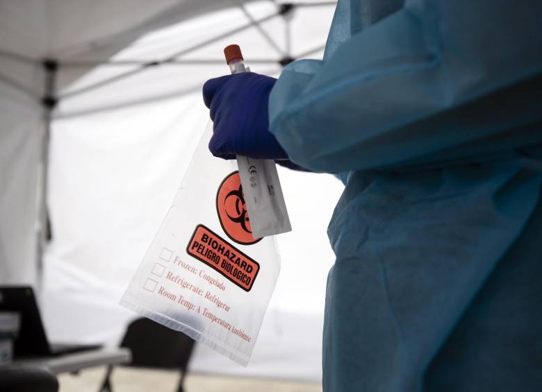 Un doctor sostiene un kit de prueba covid-19 en una clínica móvil en Los Ángeles, California. FOTO EFE