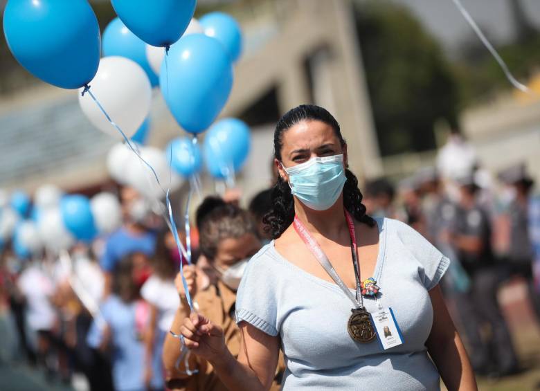 Médicos celebran el cierre del último hospital para tratamiento de enfermos de covid que estaba en funcionamiento en la ciudad de Sao Paulo (Brasil). Foto: EFE