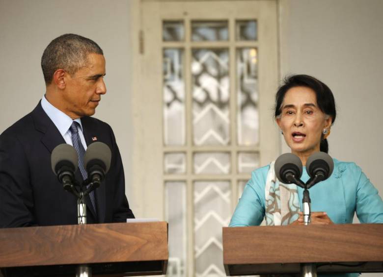 El presidente estadounidense Barack Obama y la líder pro-democracia Aung San Suu Kyi, en una conferencia de prensa después de su reunión en su residencia en Yangón. FOTO REUTERS