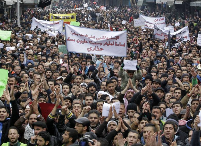 Jordanos participan en una manifestación contra el semanario satírico francés Charlie Hebdo por publicar una caricatura del profeta Mahoma, este viernes 16 de enero de 2015, en Ammán. El rey de Jordania, Abdullah II, calificó como “irresponsable e imprudente” el último número de la revista satírica francesa. La ilustración del profeta Mahoma es un insulto, aseveró. FOTO AFP