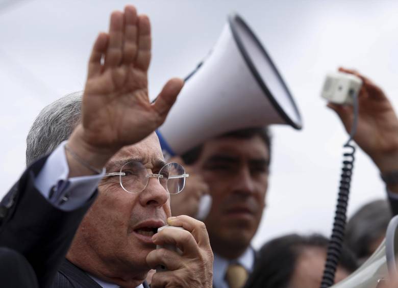 El Senador Álvaro Uribe arremetió en Twitter contra Santos, quien fue su ministro de defensa. FOTO MAURICIO ALVARADO COLPRENSA