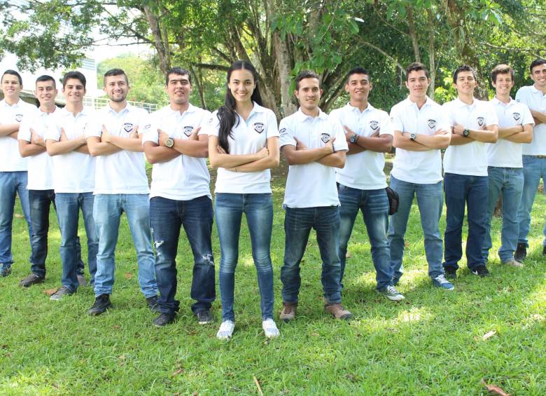 estudiantes comprometidos con el proyecto y el prototipo del carro que esperan tener en Michigan. FOTO cortesía Colombia Racing Team