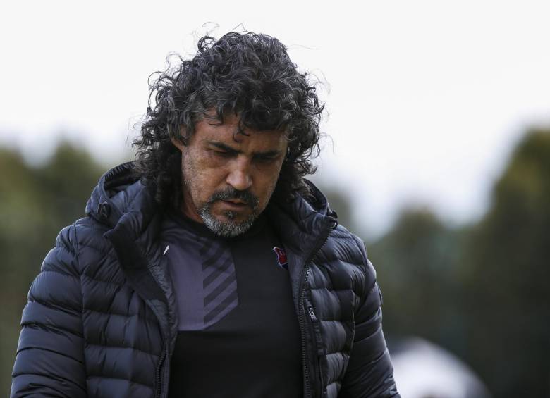 El técnico Leonel Álvarez y su molestia tras el empate 2-2 con Equidad cuando el Medellín tenía el juego casi en el bolsillo y contaba con los tres puntos. Al final, solo logró uno. FOTO colprensa