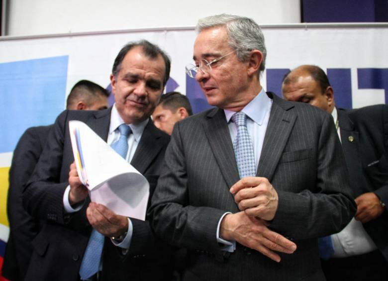 Varios dirigentes del CD acompañaron al expresidente y senador Álvaro Uribe en su discurso, entre ellos el excandidato presidencial Oscar Iván Zuluaga. El exmandatario reiteró que lo pactado entre Gobierno y Farc llevará a la impunidad. FOTO Colprensa