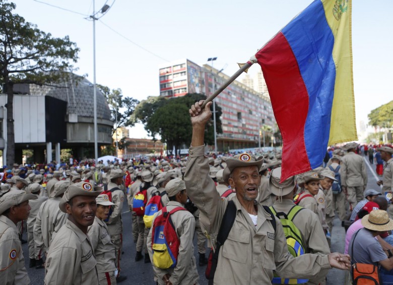 Manifestantes oficialistas se movilizan este sábado en Caracas. FOTO EFE