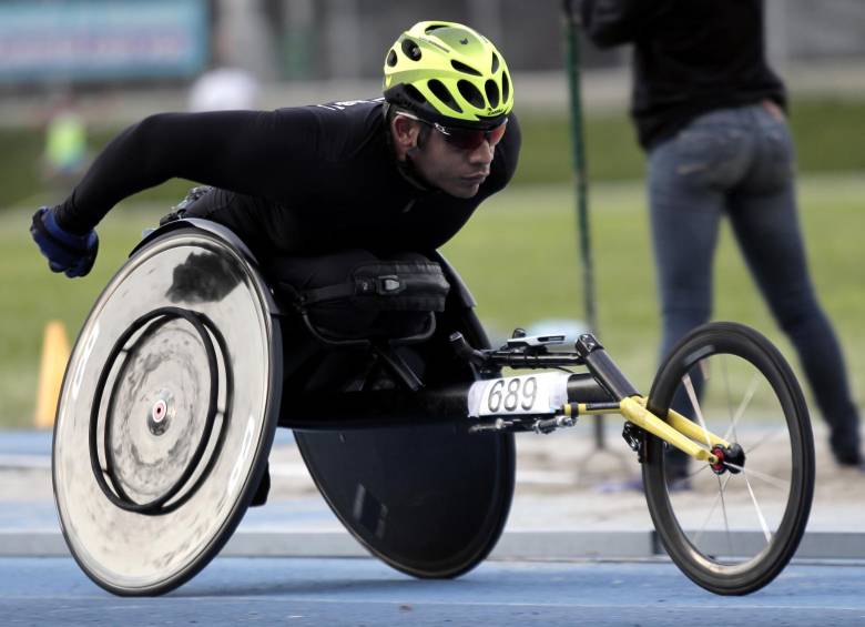 Luis Francisco en acción, en la modalidad de atletismo en silla de ruedas, de Juegos Paralímpicos. FOTO colprensa
