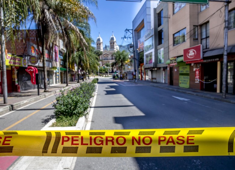 El parque principal de Bello está acordonado, para restringir la circulación. Fotos Juan Antonio Sánchez