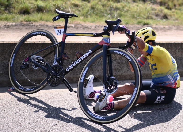 Sergio Higuita sufrió una fuerte caída en los primeros 14 kilómetros de la etapa 15 del Tour de Francia. FOTO AFP